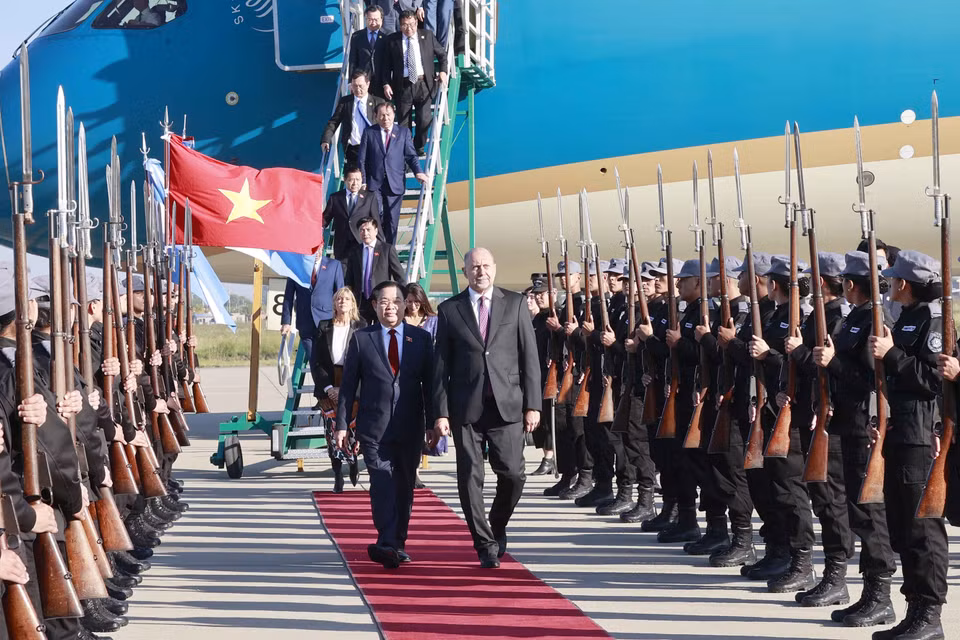 Lễ đón Chủ tịch Quốc hội Vương Đình Huệ tại Sân bay quốc tế Rosario. (Ảnh: Doãn Tấn/TTXVN)