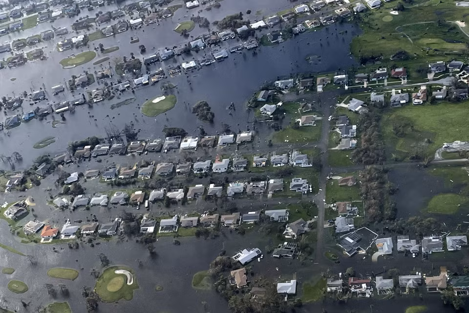 Bão Ian còn phá hỏng cầu, đường bộ, làm đổ cây cối tại nhiều nơi của bang Florida. (Nguồn: AFP/TTXVN)