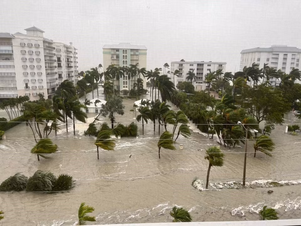 Ngập lụt trên đường phố ở Naples, bang Florida (Mỹ) do mưa lớn khi bão Ian đổ bộ, ngày 29/9/2022. (Nguồn: THX/TTXVN)