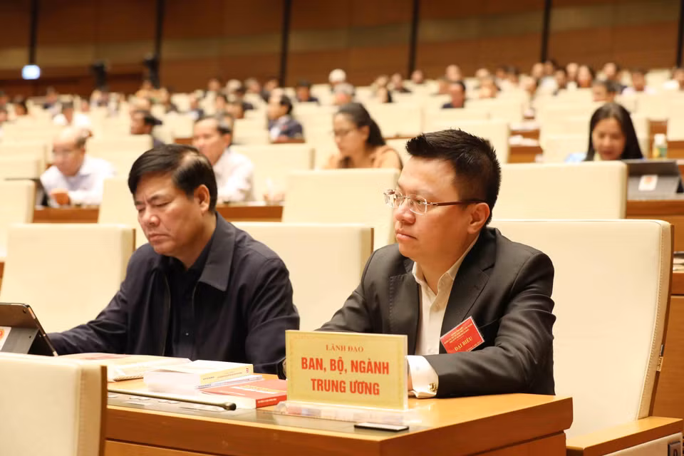 Ông Lê Quốc Minh (bên phải), Ủy viên Trung ương Đảng, Bí thư Đảng ủy, Phó Tổng Giám đốc Thông tấn xã Việt Nam dự hội nghị tại điểm cầu chính - Phòng họp Diên Hồng, Nhà Quốc hội (Hà Nội). (Ảnh: Phương Hoa/TTXVN)