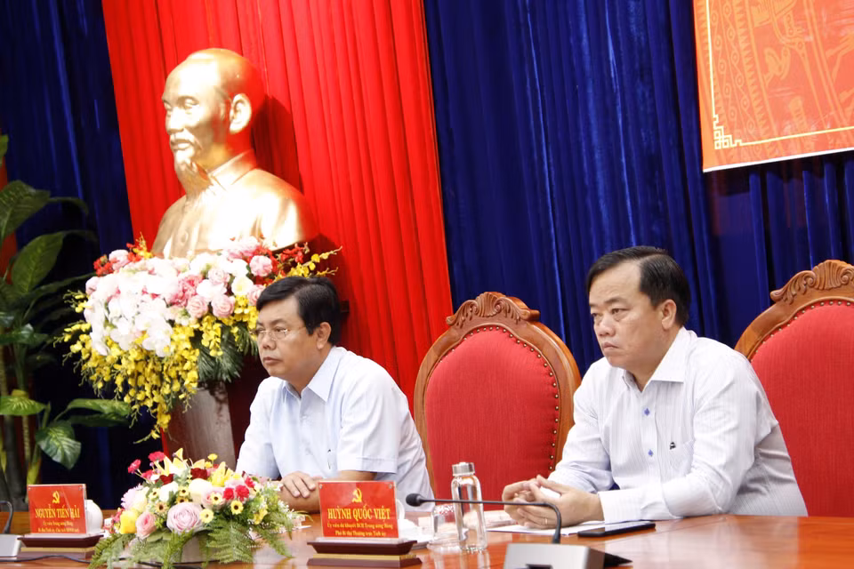 Lãnh đạo tỉnh Cà Mau dự Hội nghị trực tuyến tại điểm cầu trụ sở Tỉnh uỷ Cà Mau. (Ảnh: Kim Há/TTXVN)