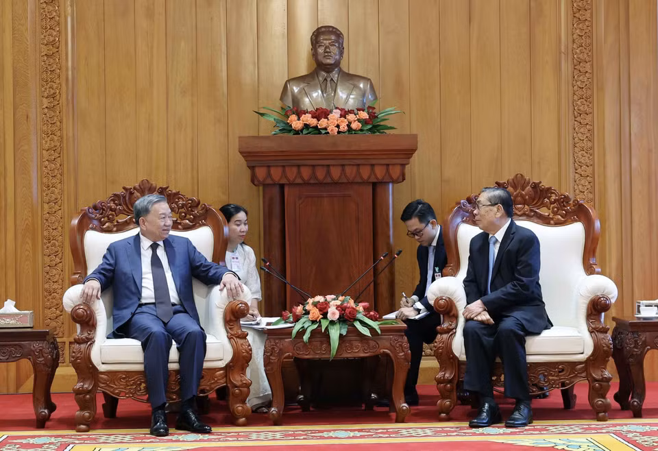 Chủ tịch nước Tô Lâm gặp nguyên Tổng Bí thư, Chủ tịch nước Lào Choummaly Sayasone. (Ảnh: Nhan Sáng/TTXVN)