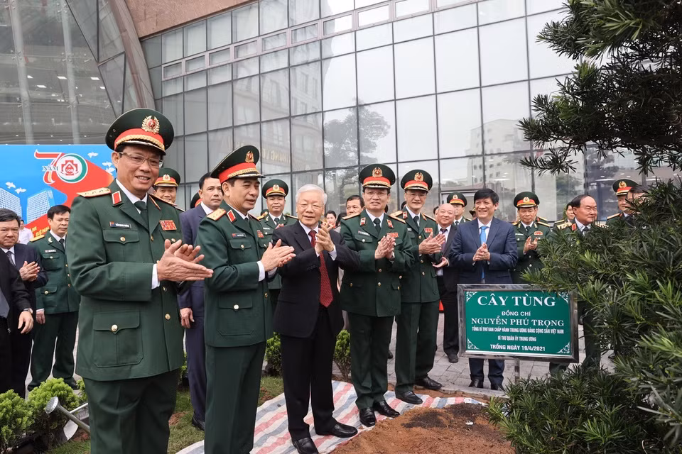 Tổng Bí thư Nguyễn Phú Trọng, Bí thư Quân ủy Trung ương trồng cây lưu niệm tại Bệnh viện 108. (Ảnh: Trí Dũng/TTXVN)