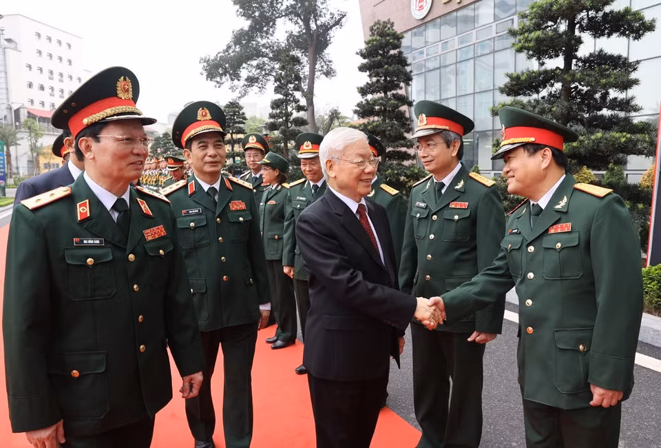 Tổng Bí thư Nguyễn Phú Trọng, Bí thư Quân ủy Trung ương với các đại biểu và lãnh đạo, chỉ huy Bệnh viện Trung ương Quân đội 108. (Ảnh: Trí Dũng/TTXVN)