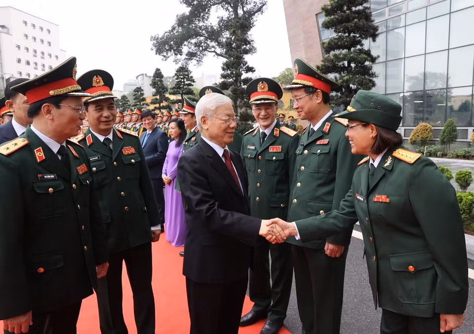 Tổng Bí thư Nguyễn Phú Trọng, Bí thư Quân ủy Trung ương với các đại biểu và lãnh đạo, chỉ huy Bệnh viện Trung ương Quân đội 108. (Ảnh: Trí Dũng/TTXVN)