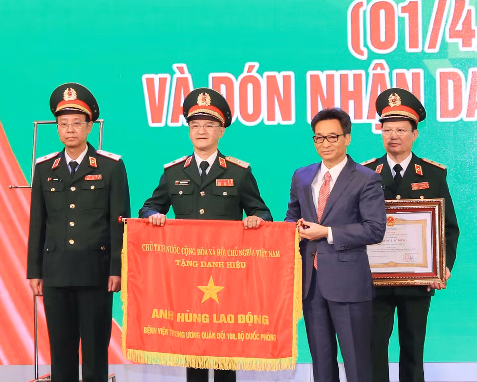 Phó Thủ tướng Vũ Đức Đam trao Danh hiệu Anh hùng Lao động thời kỳ đổi mới cho Bệnh viện Trung ương Quân đội 108. (Ảnh: TTXVN)