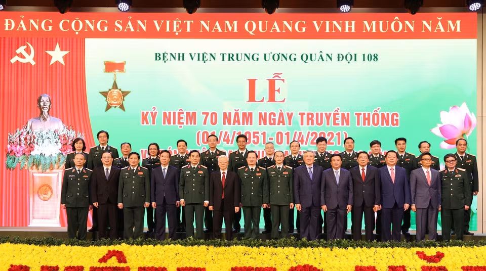 Tổng Bí thư Nguyễn Phú Trọng, Bí thư Quân ủy Trung ương với các đồng chí đại biểu và lãnh đạo, chỉ huy Bệnh viện Trung ương Quân đội 108. (Ảnh: Trí Dũng/TTXVN)