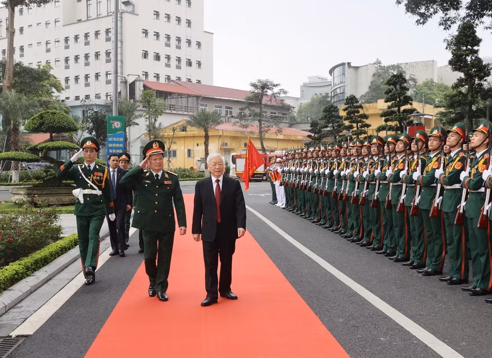 Tổng Bí thư Nguyễn Phú Trọng, Bí thư Quân ủy Trung ương duyệt đội danh dự Quân đội Nhân dân VIệt Nam. (Ảnh: Trí Dũng/TTXVN)