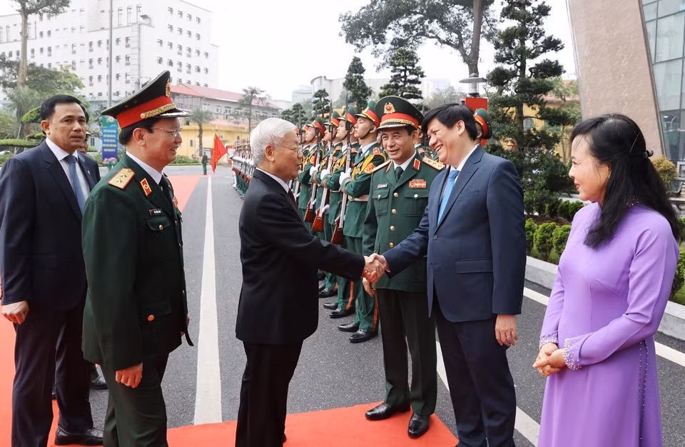 Tổng Bí thư Nguyễn Phú Trọng, Bí thư Quân ủy Trung ương với các đại biểu và lãnh đạo, chỉ huy Bệnh viện Trung ương Quân đội 108. (Ảnh: Trí Dũng/TTXVN)