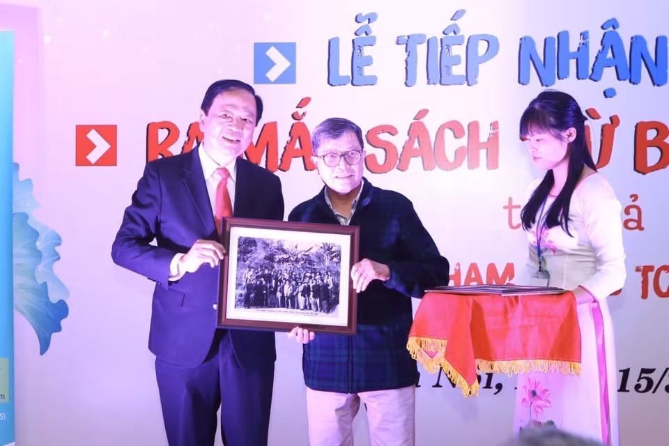 Phó Chủ tịch Hội Nhà báo Việt Nam Mai Đức Lộc tiếp nhận các hiện vật cho Bảo tàng Báo chí Việt Nam, tại Hội báo toàn quốc năm 2019. (Ảnh: Minh Quyết/TTXVN)