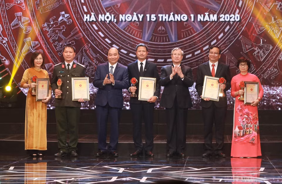 Thủ tướng Nguyễn Xuân Phúc và Ủy viên Bộ Chính trị, Thường trực Ban Bí thư Trần Quốc Vượng dự và trao giải Báo chí toàn quốc về Xây dựng Đảng mang tên Búa liềm vàng lần thứ IV - năm 2019, tối 15/1/2020. (Nguồn: TTXVN)