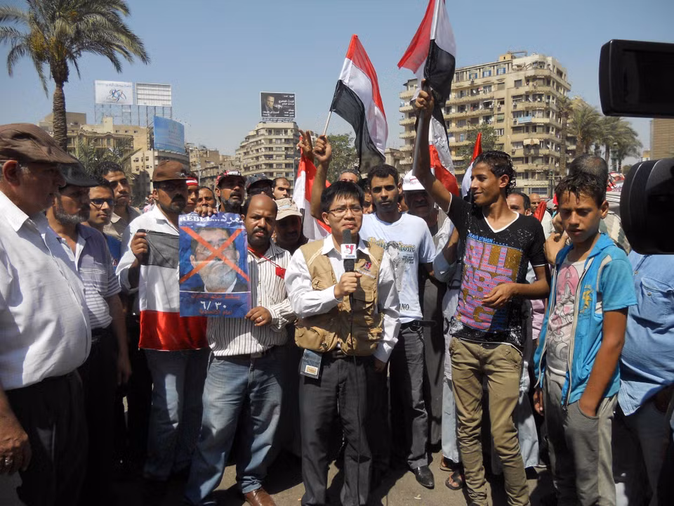 Trưởng Cơ quan thường trú TTXVN tại Cairo (Ai Cập) Nguyễn Hữu Chiến đưa tin về làn sóng bạo lực ở thủ đô Cairo và các thành phố lớn của Ai Cập, năm 2013. (Nguồn: TTXVN)
