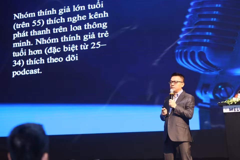 Phó Tổng giám đốc TTXVN Lê Quốc Minh trình bày tham luận tại Diễn đàn Báo chí và Công nghệ, do Bộ Thông tin và Truyền thông tổ chức, sáng 13/11/2019, tại Hà Nội. (Ảnh: Minh Quyết/TTXVN)