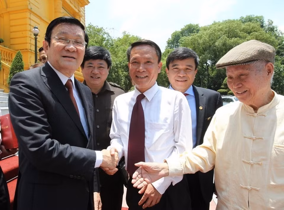 Chủ tịch nước Trương Tấn Sang với các đại biểu Hội Nhà báo Việt Nam dự kỷ niệm 90 năm Ngày Báo chí cách mạng Việt Nam (21/6/1925-21/6/2015), sáng 17/6/2015, tại Phủ Chủ tịch. (Ảnh: Nguyễn Khang/TTXVN)