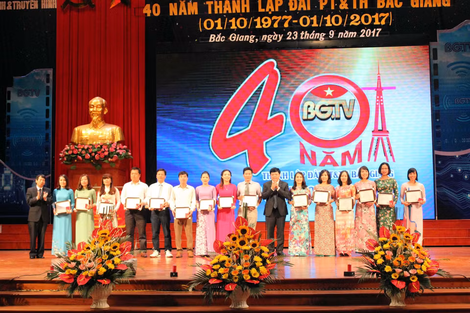 Đồng chí Nguyễn Thế Kỷ, Ủy viên Trung ương Đảng,Tổng Giám đốc Đài Tiếng nói Việt Nam tặng kỷ niệm chương của Đài Tiếng nói Việt Nam cho các cá nhân Đài Phát thanh và Truyền hình Bắc Giang tại Lễ kỷ niệm 40 năm thành lập. (Ảnh: Việt Hùng/TTXVN)