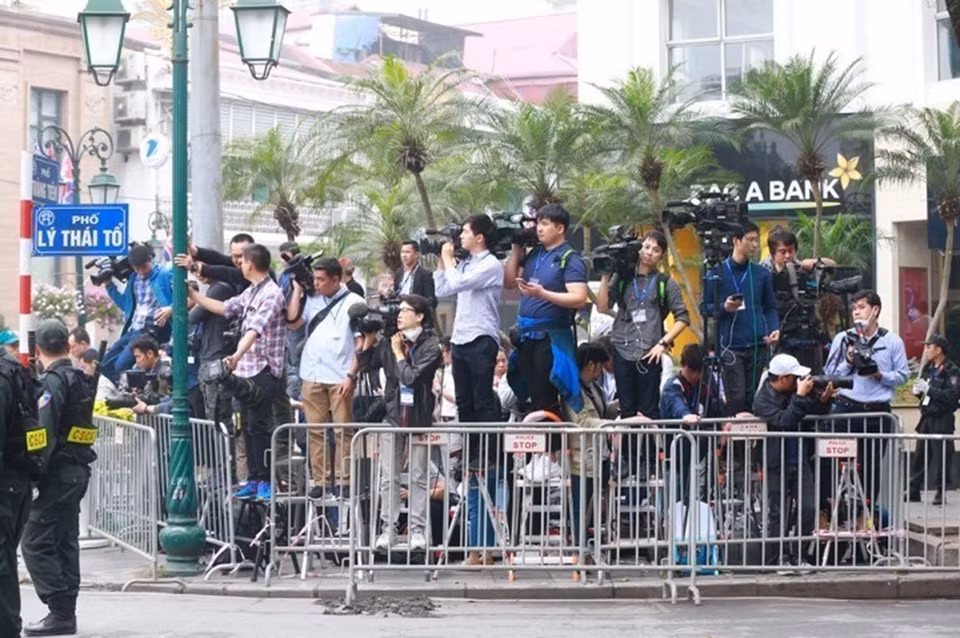 Phóng viên các hãng thông tấn báo chí trong và ngoài nước chờ đưa tin về Hội nghị Thượng đỉnh Mỹ-Triều Tiên lần thứ hai tại Hà Nội, 27-28/2/2019. (Nguồn: TTXVN)
