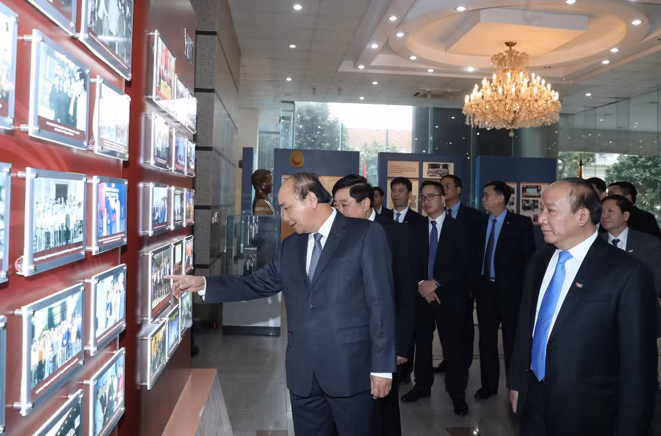  Tính đến ngày 30/11/2019, có 850 cơ quan báo chí, trong đó có 179 cơ quan báo, 648 tạp chí, 23 cơ quan báo chí điện tử độc lập; có 72 cơ quan có giấy phép hoạt động phát thanh-truyền hình với 2 đài Quốc gia, 64 đài địa phương, 5 kênh truyền hình. Trong ảnh: Sáng 19/2/2020, Thủ tướng Chính phủ Nguyễn Xuân Phúc đến thăm và làm việc với Đài Tiếng nói Việt Nam, Hà Nội. (Ảnh: Thống Nhất/ TTXVN)