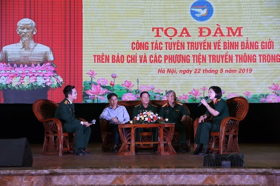 Tọa đàm công tác tuyên truyền về bình đẳng giới trên báo chí và các phương tiện truyền thông trong quân đội, sáng 22/5/2019, tại Hà Nội, do Ban Phụ nữ Quân đội (Tổng cục Chính trị Quân đội nhân dân Việt Nam) tổ chức. (Ảnh: Dương Giang/ TTXVN)