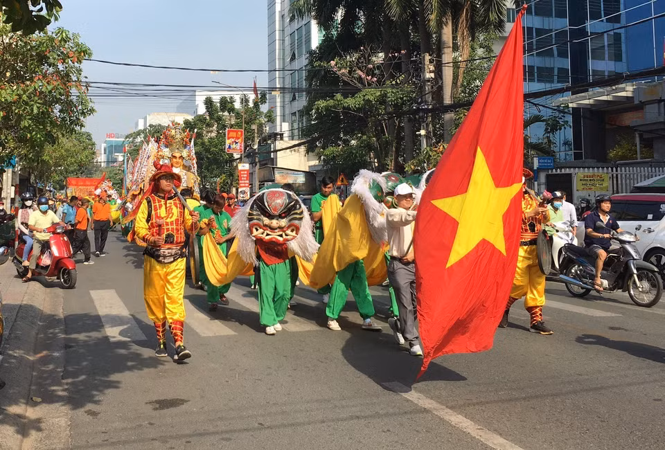 Đoàn nghinh Thần di chuyển qua nhiều tuyến đường thuộc thành phố Biên Hòa, Đồng Nai. (Ảnh: Công Phong/TTXVN)