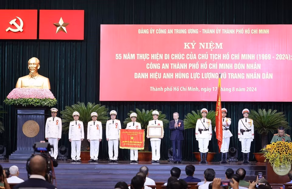 Tổng Bí thư, Chủ tịch nước Tô Lâm trao tặng Danh hiệu Anh hùng lực lượng vũ trang nhân dân cho Công an Thành phố Hồ Chí Minh. (Ảnh: Lâm Khánh/TTXVN)