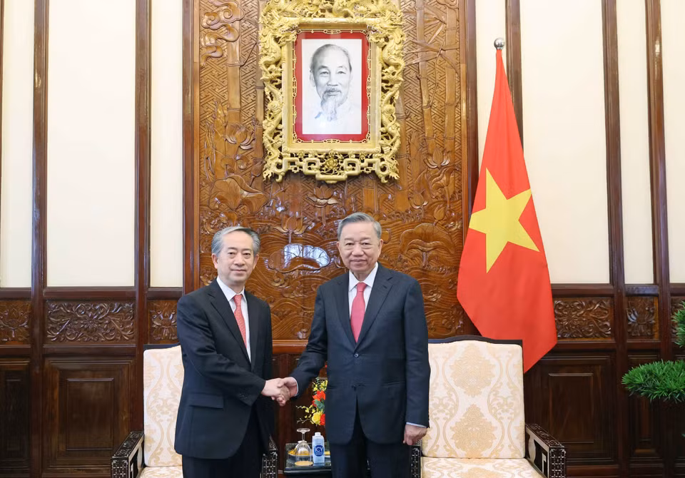 Chủ tịch nước Tô Lâm tiếp Đại sứ Trung Quốc tại Việt Nam Hùng Ba. (Ảnh: Nhan Sáng/TTXVN)