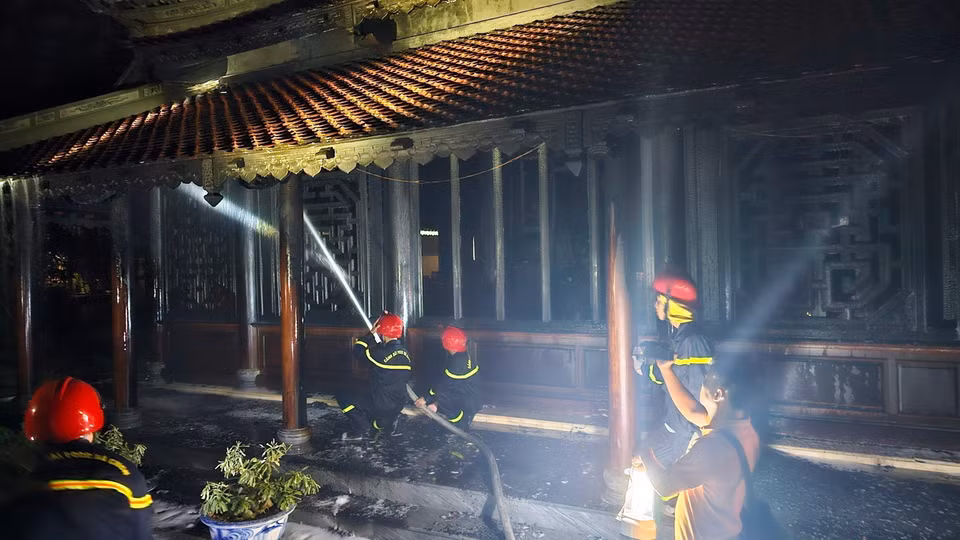 Hiện trường vụ cháy tại khu vực chính điện của chùa Thuyền Lâm, số 150 đường Điện Biên Phủ, thành phố Huế. (Ảnh: TTXVN phát)