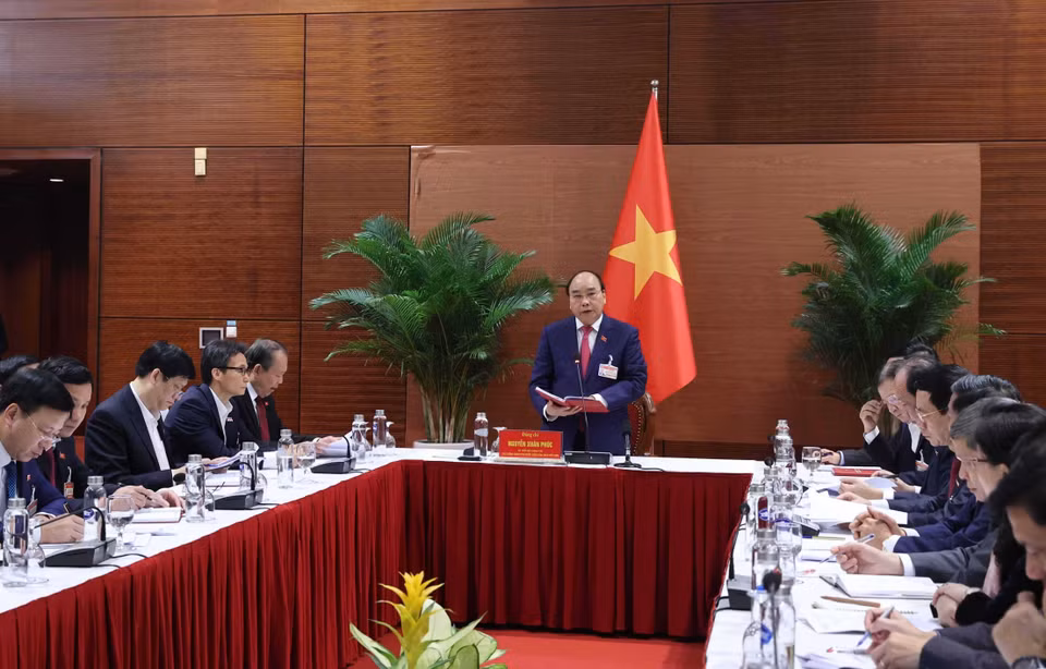 Chiều 29/1, bên lề Đại hội XIII đang diễn ra tại Trung tâm Hội nghị Quốc gia, Thủ tướng Nguyễn Xuân Phúc chủ trì phiên họp Thường trực Chính phủ với Ban Chỉ đạo quốc gia phòng chống dịch COVID-19 và một số địa phương.(Ảnh: Thống Nhất/TTXVN)