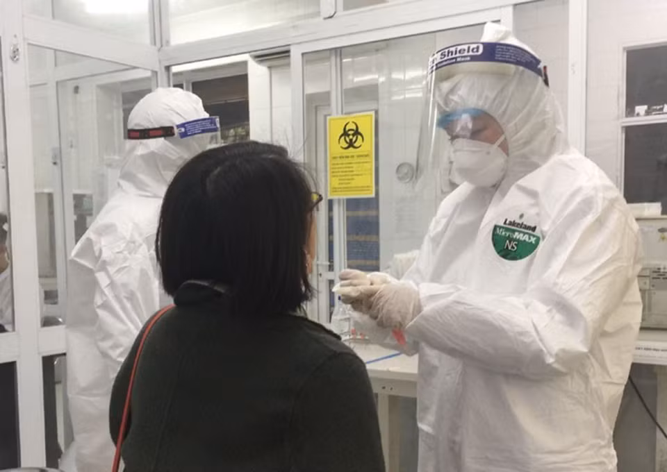 Sáng 1/2, ngoài các máy Real Time PCR có sẵn, CDC Hải Dương đã được Công ty cổ phần công nghệ Việt Á lắp đặt thêm 7 dàn máy Real Time PCR để tăng cường năng lực xét nghiệm phục vụ công tác phòng, chống dịch COVID-19. (Ảnh: Mạnh Minh/TTXVN)