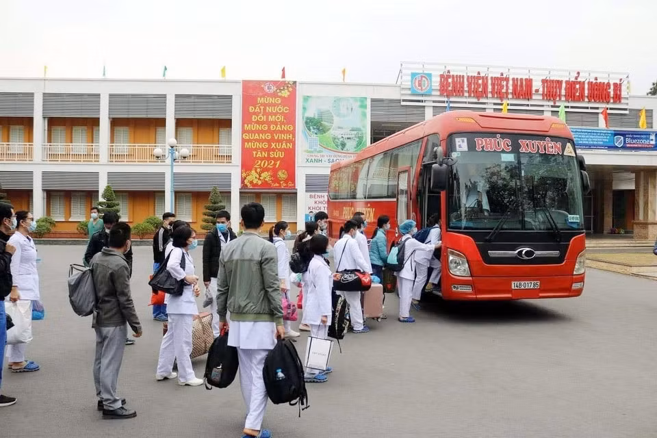Cán bộ, nhân viên y tế Bệnh viện Việt Nam Thụy Điển Uông Bí lên đường đến Đông Triều (Quảng Ninh) hỗ trợ phòng chống dịch COVID-19. (Ảnh: Đức Hiếu/TTXVN)