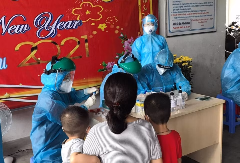 Đến trưa 8/2, trên địa bàn TP Hồ Chí Minh đã xác định thêm 29 trường hợp mắc COVID-19 mới. Thành phố đã tiến hành phong tỏa nhiều khu vực có các ca xác định mắc COVID-19. Trong ảnh: Lực lượng chức năng lấy mẫu xét nghiệm COVID-19 cho cư dân tại chung cư Felix Homes (quận Gò Vấp). (Ảnh: TTXVN phát)