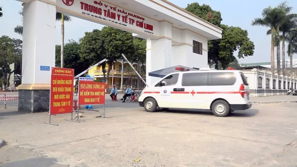 Bệnh viện dã chiến đầu tiên đặt tại Trung tâm y tế thành phố Chí Linh (Hải Dương), tính đến trưa 30/1 đã tiếp nhận 120 bệnh nhân COVID-19. (Ảnh: Mạnh Minh/TTXVN)