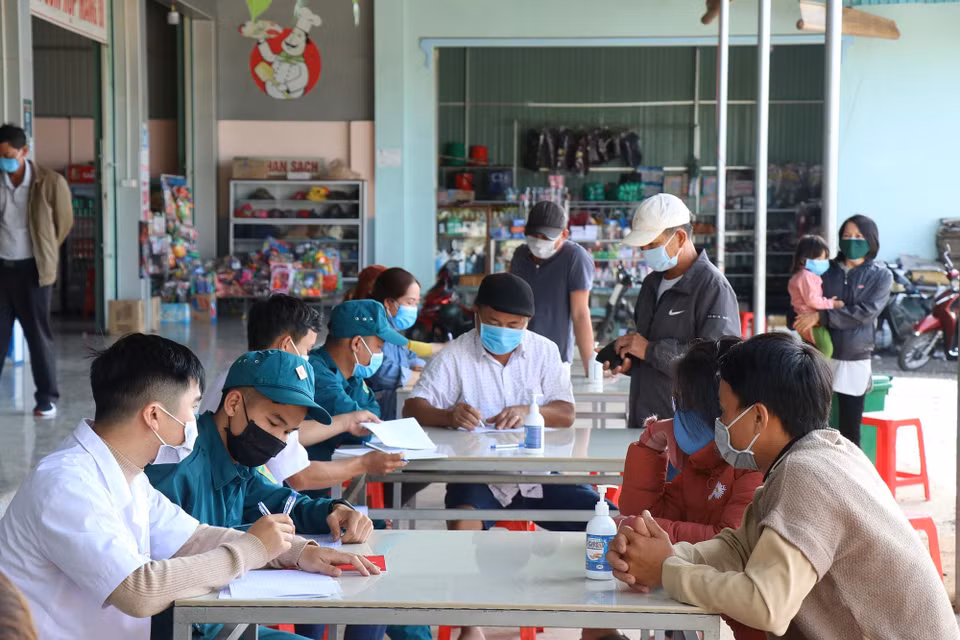 Ngay sau khi tỉnh Gia Lai liên tiếp ghi nhận những ca mắc COVID-19, Ủy ban nhân dân tỉnh Đắk Lắk đã khẩn cấp triển khai nhiều biện pháp nhằm ngăn chặn dịch bệnh xâm nhập vào địa bản tỉnh. Tỉnh Đắk Lắk đã thành lập 2 chốt kiểm dịch hoạt động 24/24h tại Cầu 110 (giáp ranh với tỉnh Gia Lai) và tỉnh lộ 15 (thuộc buôn Chăm, xã Ea Sol tiếp giáp thị xã Ayun Pa, Gia Lai) để kiểm soát người và phương tiện đến địa bàn tỉnh Đắk Lắk. (Ảnh: Tuấn Anh/TTXVN)