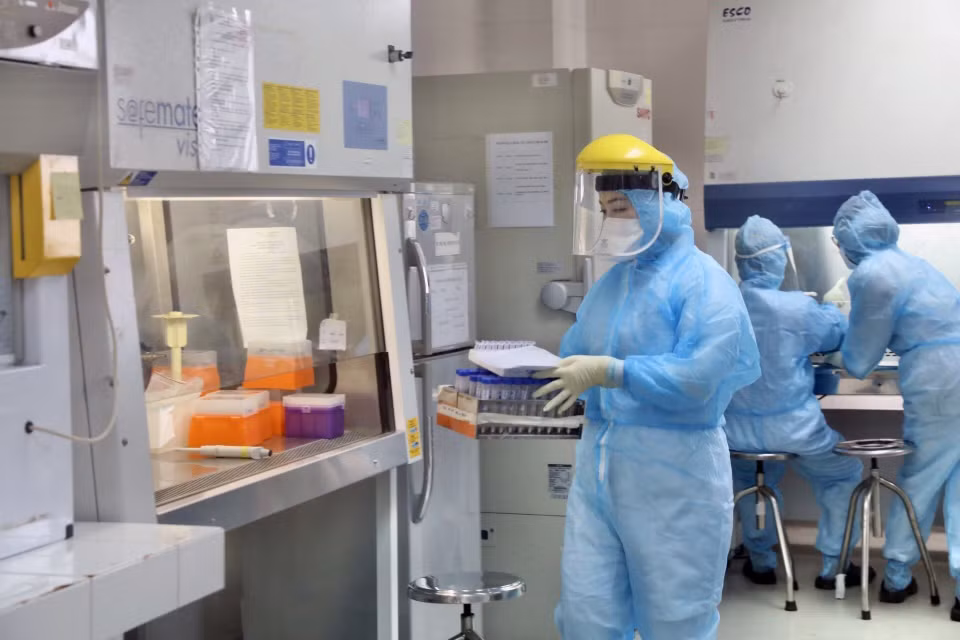 Nhân viên CDC Hà Nội tăng cường làm xét nghiệm COVID-19. (Ảnh: Minh Quyết/TTXVN)
