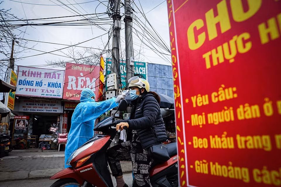 Tỉnh Hòa Bình lập các chốt kiểm tra phòng chống dịch tại các điểm chợ giao thương trong thành phố, thực hiện nghiêm việc đo kiểm tra thân nhiệt cho nhân dân, nhắc nhở người dân tuân thủ đeo khẩu trang trước khi vào chợ để đảm bảo an toàn cho bản thân và cộng đồng. (Ảnh: Trọng Đạt/TTXVN)
