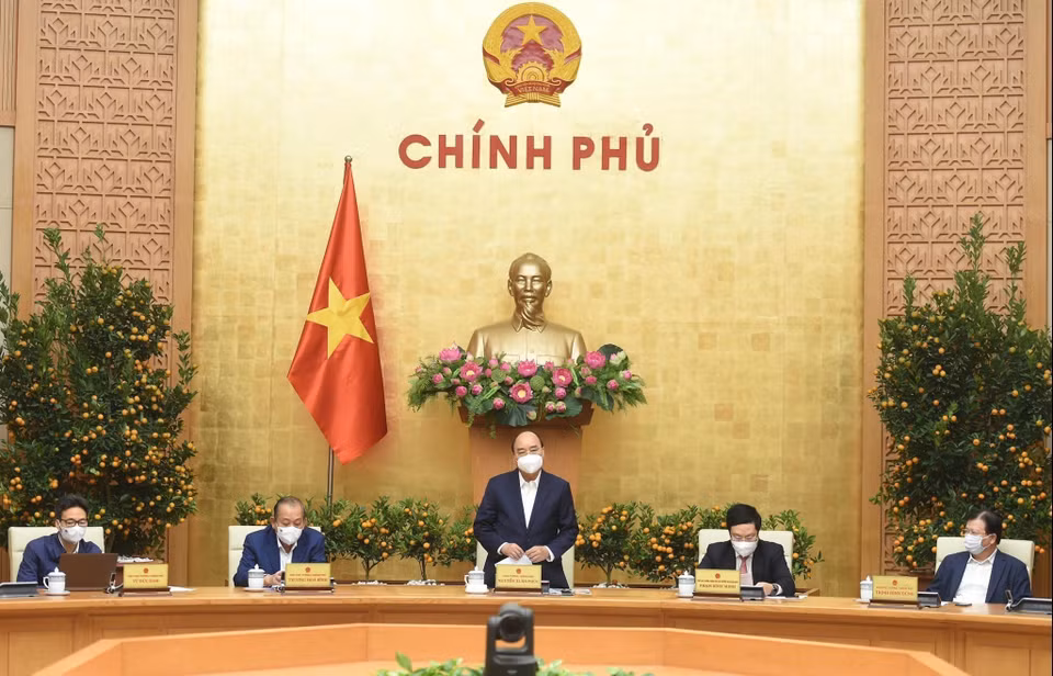 Chiều 8/2, phát biểu chỉ đạo tại cuộc họp trực tuyến của Thường trực Chính phủ về phòng, chống COVID-19, Thủ tướng Nguyễn Xuân Phúc chỉ đạo Chủ tịch UBND Thành phố Hồ Chí Minh, Hà Nội, Hải Phòng và các thành phố lớn đang có dịch được áp dụng các biện pháp mạnh để ngăn chặn có hiệu quả sự lây lan các ổ dịch ra cộng đồng, gồm cả việc giãn cách xã hội theo Chỉ thị 15, Chỉ thị 16 của Thủ tướng Chính phủ đối với những ổ dịch có diễn biến xấu. (Ảnh: Thống Nhất/TTXVN)