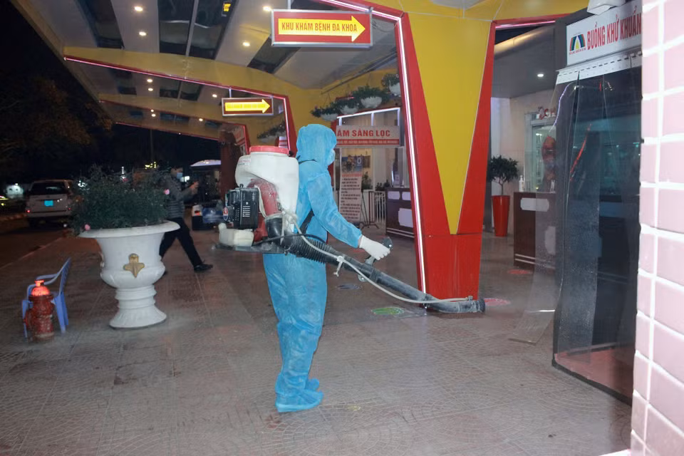 Phun khử khuẩn tại Bệnh viện Trẻ em thành phố Hải Phòng, tối 28/1, ngay sau khi Ủy ban Nhân dân thành phố họp khẩn, thành lập tổ công tác, phong tỏa và lên phương án chi tiết cho điểm dịch tiềm ẩn nhiều nguy cơ ở bệnh viện này. (Ảnh: TTXVN/phát)