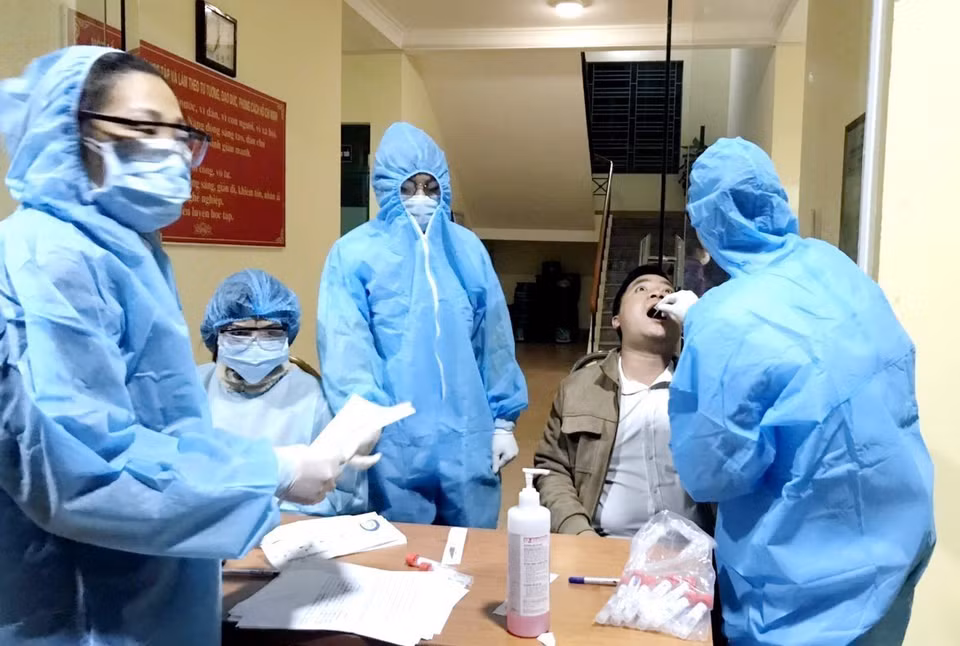Từ 12 giờ ngày 30/1/2021, toàn bộ huyện Vân Đồn thực hiện giãn cách xã hội và phong tỏa tạm thời thị trấn Cái Rồng. (Ảnh: TTXVN phát)