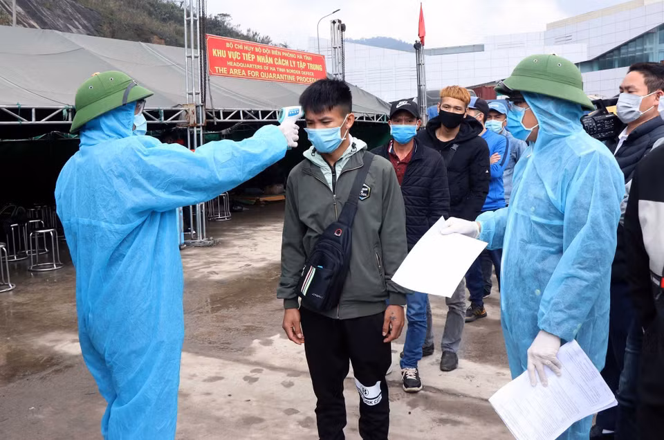 Tỉnh Hà Tĩnh thực hiện nghiêm công tác kiểm tra, giám sát người làm việc, lao động ở nước ngoài nhập cảnh qua biên giới, cảng biển và người dân từ các tỉnh có dịch về quê đón Tết. Trong ảnh: Kiểm tra thân nhiệt tại điểm tiếp nhận cách ly tập trung Cửa khẩu Quốc tế Cầu Treo. (Ảnh: Công Tường/TTXVN)