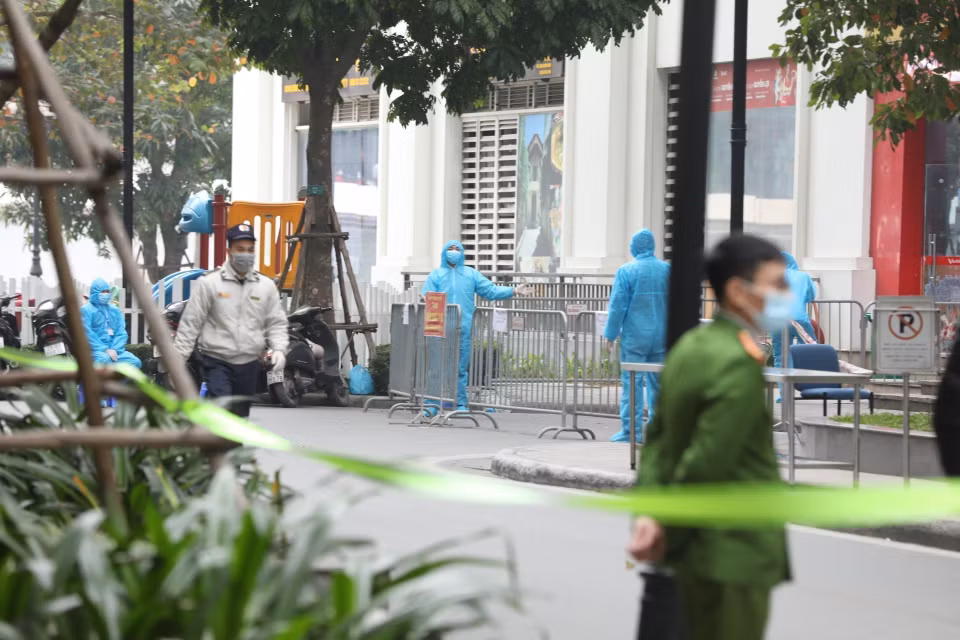 Ngay sau khi phát hiện ca dương tính với COVID-19 trú tại chung cư T6 của Khu đô thị Times City (quận Hai Bà Trưng, Hà Nội), được xác định là là F1 của bệnh nhân 1553, từ sáng sớm ngày 29/1/2021, cơ quan chức năng đã tạm thời phong tỏa tòa nhà này và khẩn trương thực hiện các biện pháp an toàn phòng, chống dịch. (Ảnh: Minh Quyết/TTXVN)