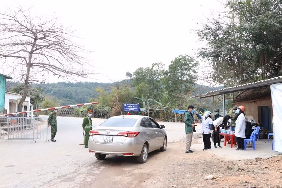 Ngày 28/1, tỉnh Hải Dương khẩn trương, quyết liệt triển khai các biện pháp truy vết và xét nghiệm các trường hợp tiếp xúc gần với BN1552. Lực lượng chức năng của tỉnh đã lập 13 chốt kiểm soát, phong tỏa thôn Kim Điền và thực hiện giãn cách xã hội các thôn thuộc xã Hưng Đạo, thành phố Chí Linh có liên quan 2 ca mắc COVID-19 đầu tiên. (Ảnh: Mạnh Minh/TTXVN)