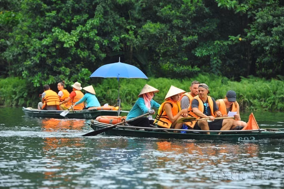 Du khách trong và ngoài nước tham quan khu du lịch Tràng An (Ninh Bình). (Ảnh: Minh Đức/TTXVN)