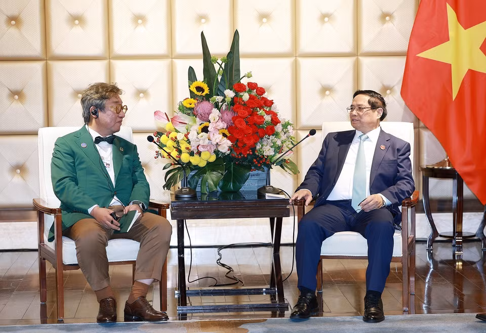 Thủ tướng Phạm Minh Chính tiếp Chủ tịch Ủy ban về Trung hòa Carbon và Tăng trưởng Xanh Hàn Quốc Kim Sang-hyup. (Ảnh: Dương Giang/TTXVN)