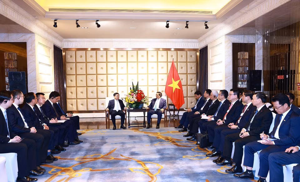 Thủ tướng Phạm Minh Chính tiếp ông Lou Qiliang, Chủ tịch Tập đoàn Truyền thông và Tín hiệu Đường sắt Quốc gia Trung Quốc. (Ảnh: Dương Giang/TTXVN)