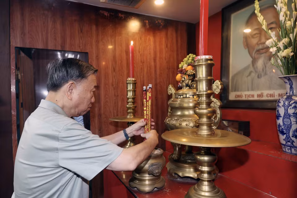 Chủ tịch nước Tô Lâm dâng hương tưởng nhớ Chủ tịch Hồ Chí Minh. (Ảnh: Nhan Sáng/TTXVN)