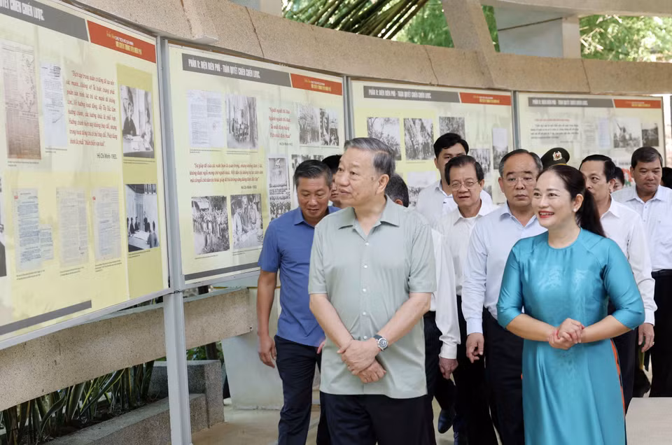 Chủ tịch nước Tô Lâm nghe giới thiệu về Đền thờ Chủ tịch Hồ Chí Minh. (Ảnh: Nhan Sáng/TTXVN)