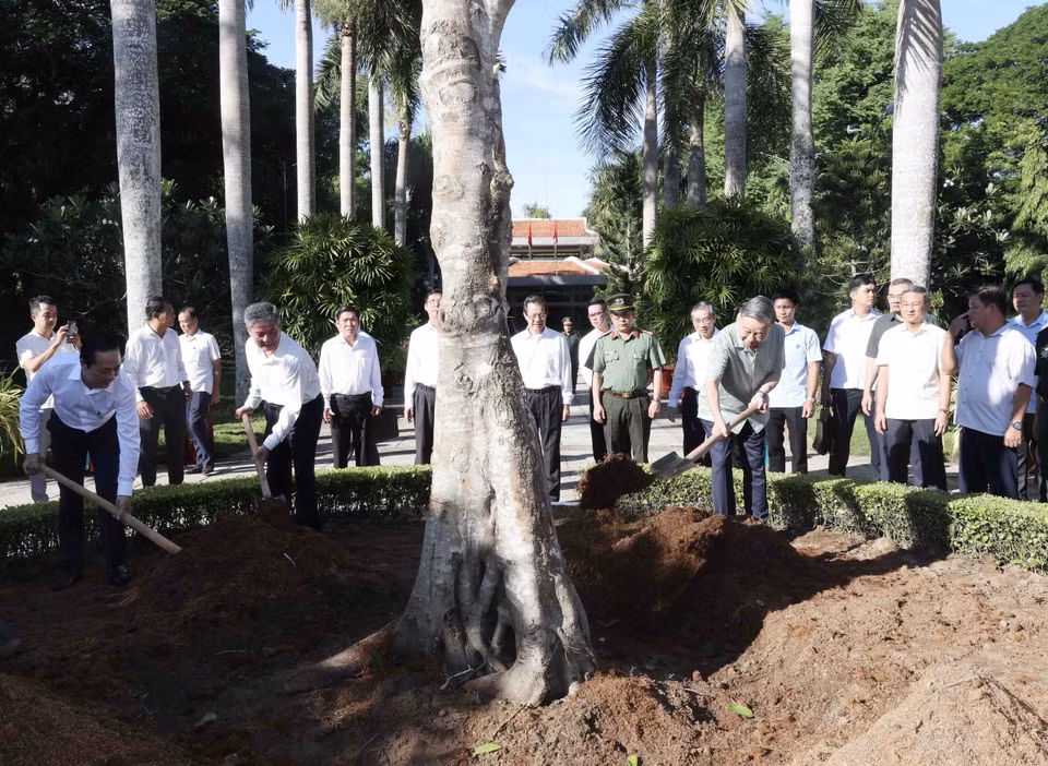 Chủ tịch nước Tô Lâm trồng cây tại Đền thờ Chủ tịch Hồ Chí Minh. (Ảnh: Nhan Sáng/TTXVN)