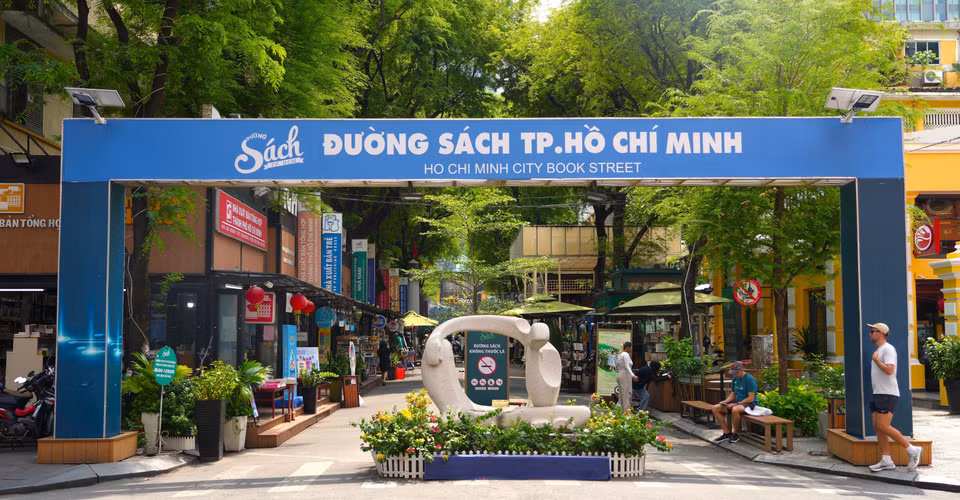Đường sách Thành phố Hồ Chí Minh trên đường Nguyễn Văn Bình, phường Bến Nghé, quận 1. (Ảnh: Minh Phú/TTXVN)