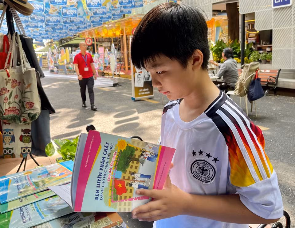 Học sinh chọn mua sách tại đường sách Thành phố Hồ Chí Minh. (Ảnh: Huyền Trang/TTXVN)