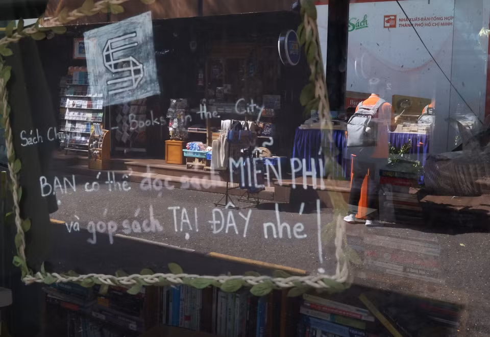 Ngoài việc cung cấp nhiều đầu sách, đường sách Thành phố Hồ Chí Minh cũng là nơi chia sẻ sách để lan tỏa văn hóa đọc. (Ảnh: Hoàng Anh Tuấn/TTXVN)