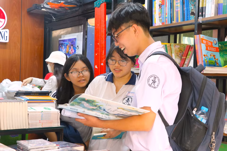 Học sinh đến đường sách tìm các đầu sách phục vụ học tập. (Ảnh: Thành Công Thử/TTXVN)